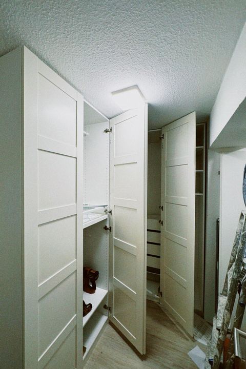 Montierter Einbauschrank mit weißen Türen
