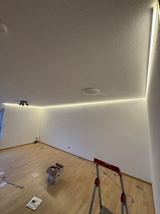 Indirekte LED-Beleuchtung an der Raumdecke