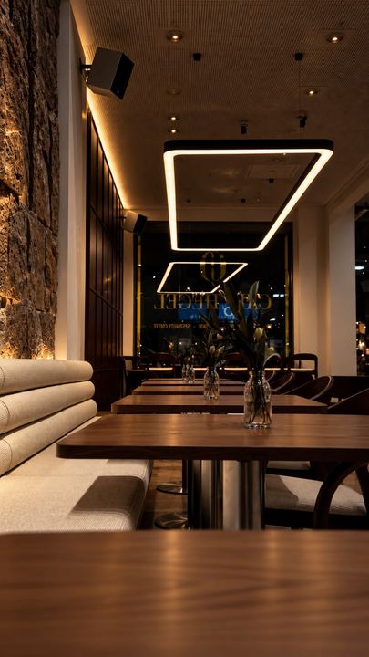 Restaurant mit LED-Lichtprofilen an der Decke