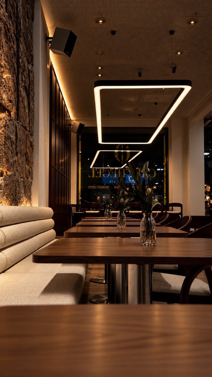 Restaurant mit LED-Lichtprofilen an der Decke