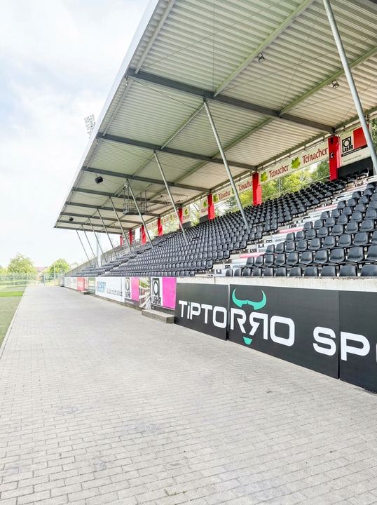Bannerwerbung für Tiptorro an einer Stadiontribüne